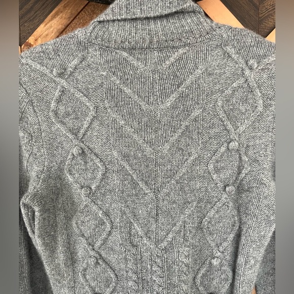 Saks Fifth Avenue Cashmere grey sweater size small - Picture 9 of 9
